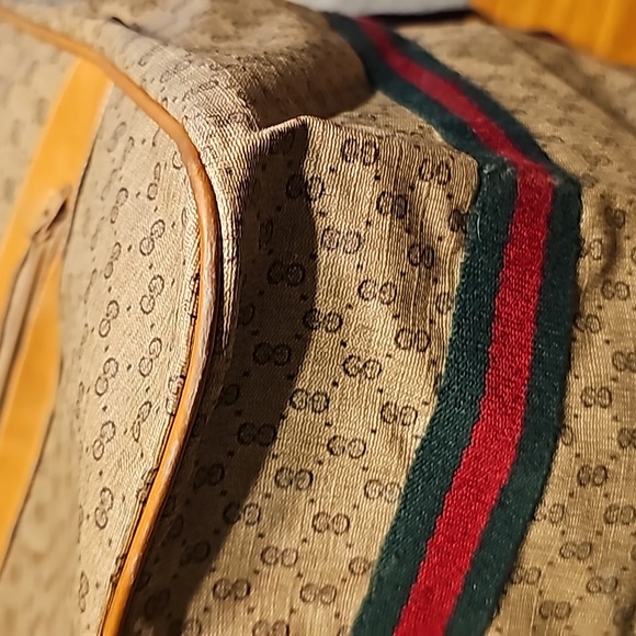 Gucci duffle and pouch. Comes with COA. - Picture 4 of 16